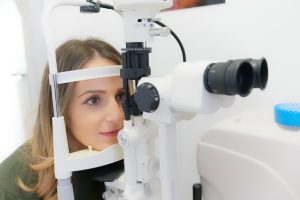בדיקת ראייה מקיפה על ידי אופטומטריסט