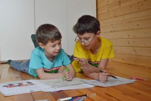 ילד עם משקפיים